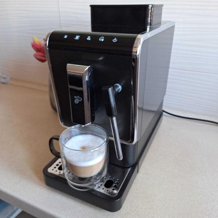 Tchibo ekspres do kawy z młynkiem oraz z dyszą spieniającą mleko