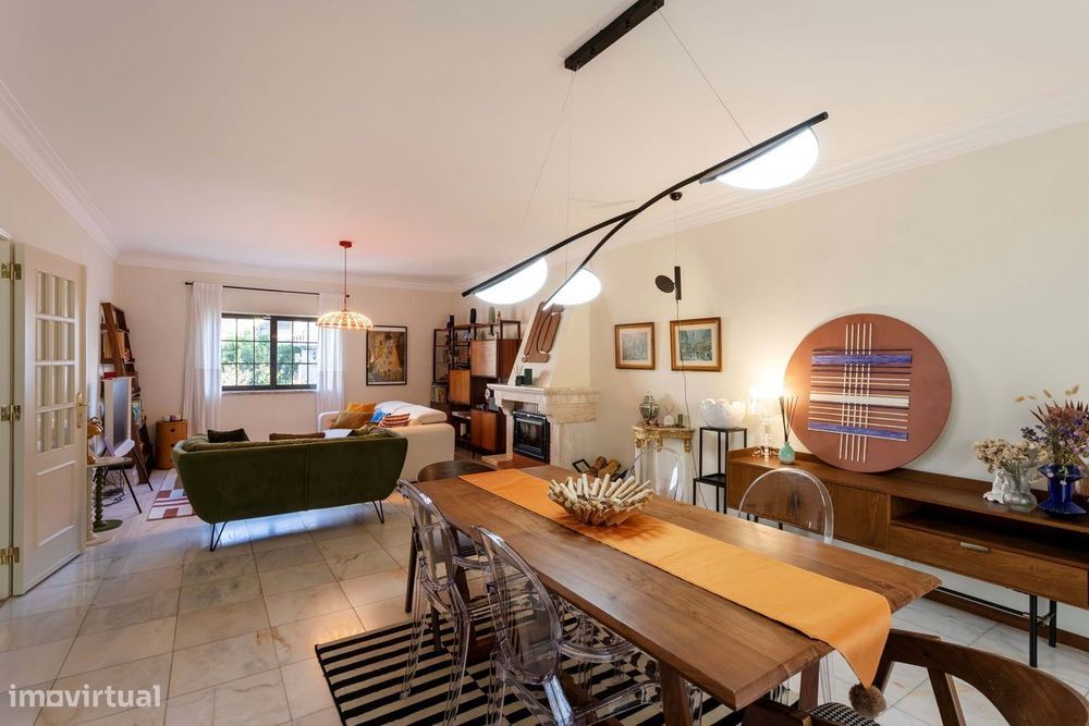 Moradia remodelada com jardim, garagem e vista desafogada, Algueirão,