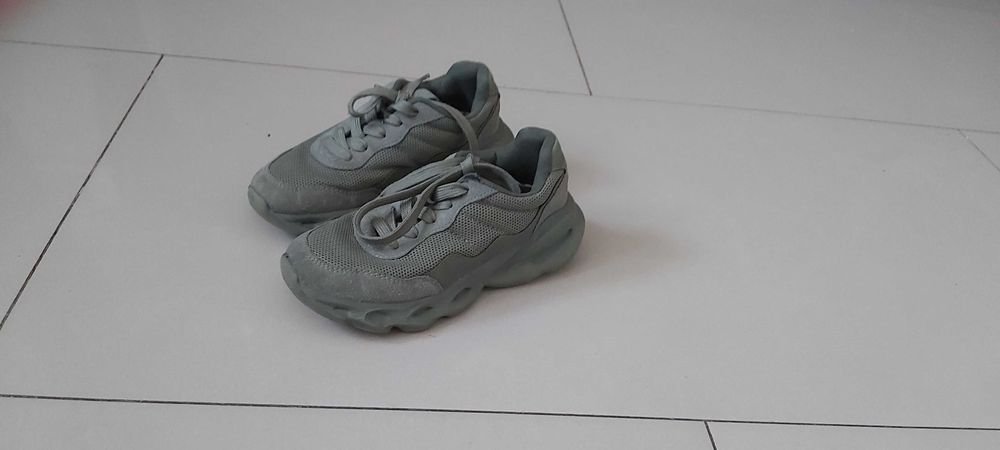 Oliwkowe buty z reserved.