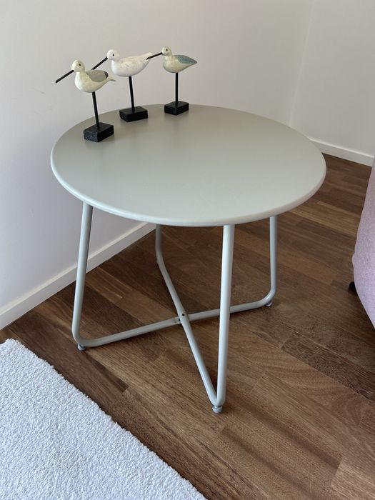 Mesa de apoio cinza claro