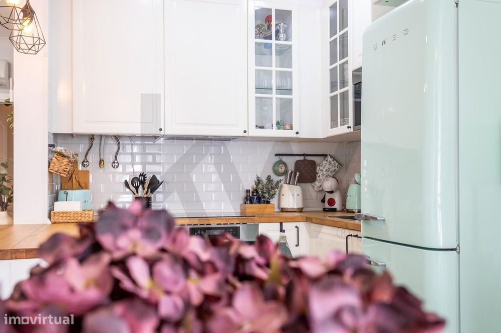 Apartamento T2 remodelado e mobilado no Bairro Alto — conforto e local