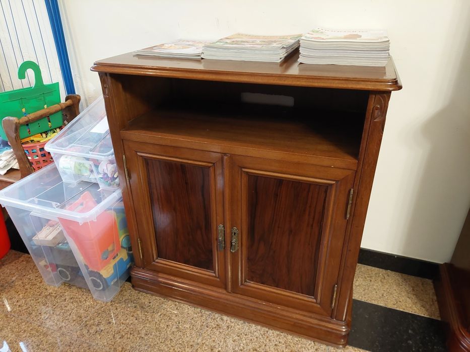Móvel em madeira maciça – ótimo estado