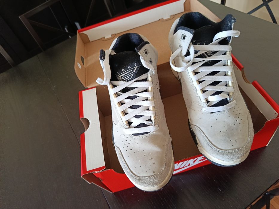Tons de cinza Nike Air Flight Lite.