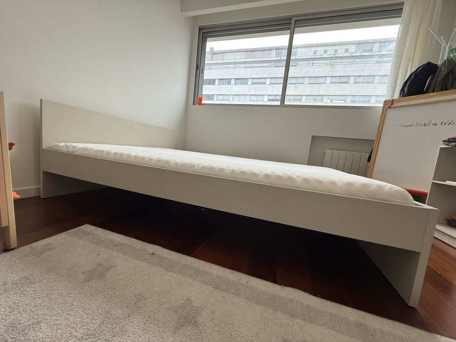 Cama de casal e colchão 140x200