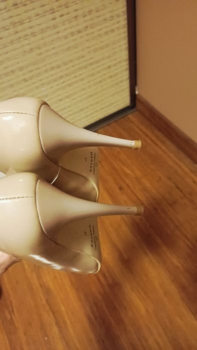 Szpilki beżowe 37, lakierowane