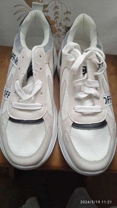 женские кроссовки