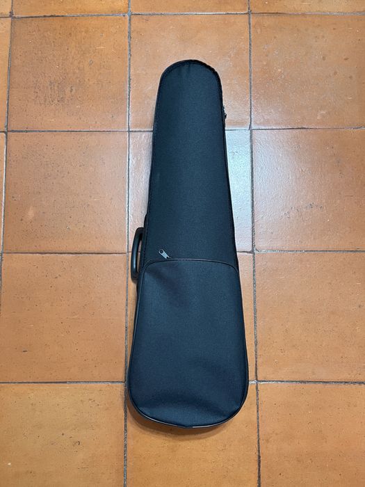 Vende se Violino 4/4 GEMMA usado uma unica vez,  acompanha Arco, Ombreira e resina.