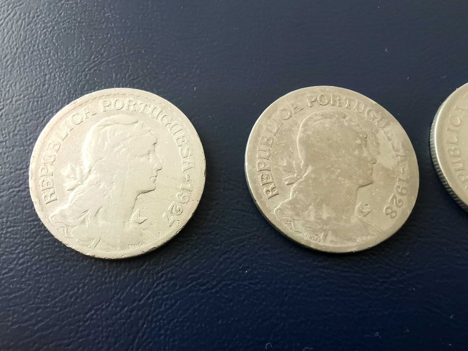 Quatro moedas antigas de 1 escudo (1927, 28, 29 e 30)