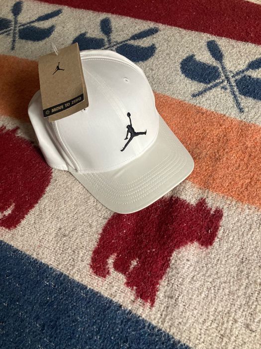 Boné branquinho, de Marca Jordan