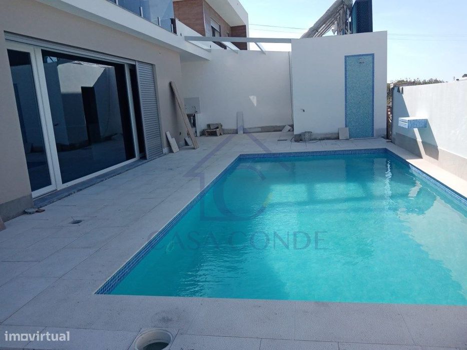 Moradia T4 Duplex com piscina, 180 m², acabamentos de luxo