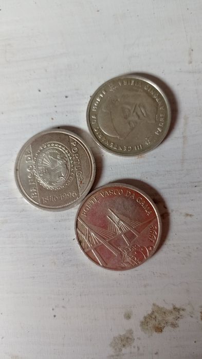 Três moedas de escudos