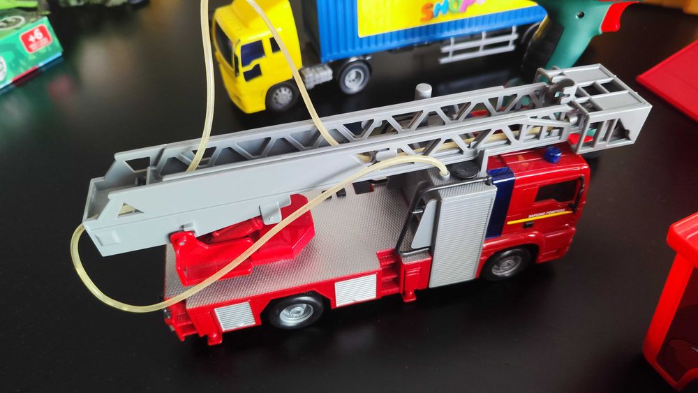 Lote de Brinquedos com Camião Faísca Mcqueen, ferramentas e outros