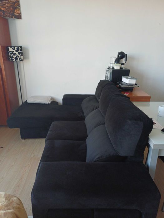 Sofa preto com arrumação