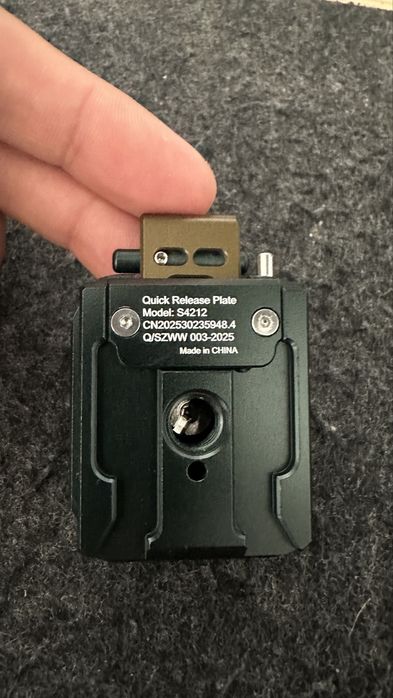 Minifocus quick release plate