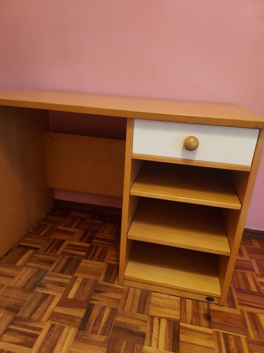 Cama dupla, escrivaninha e móvel em madeira e muito bom estado.