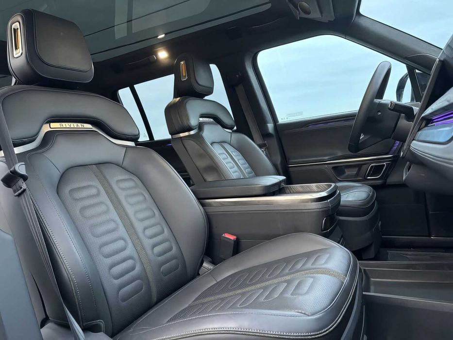 Rivian R1S      2022