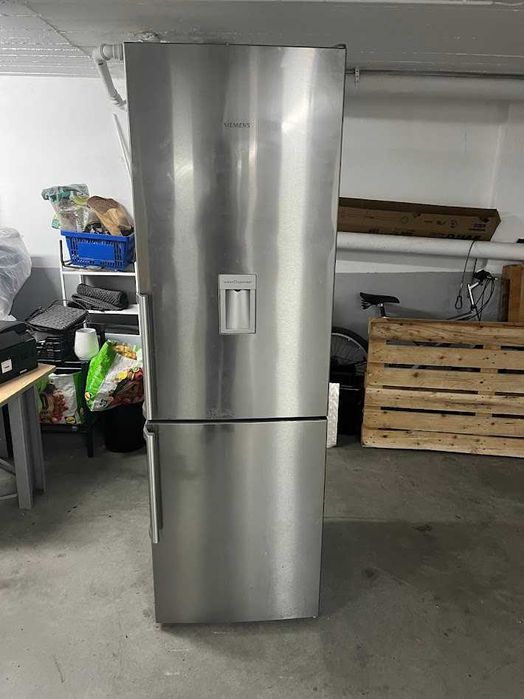 Frigorífico combinado SIEMENS com dispensador de água fresca