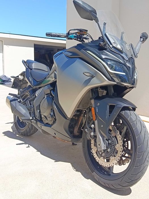 Vendo CFMOTO 650GT – 649 cc, apenas 8.000 km, como nova!