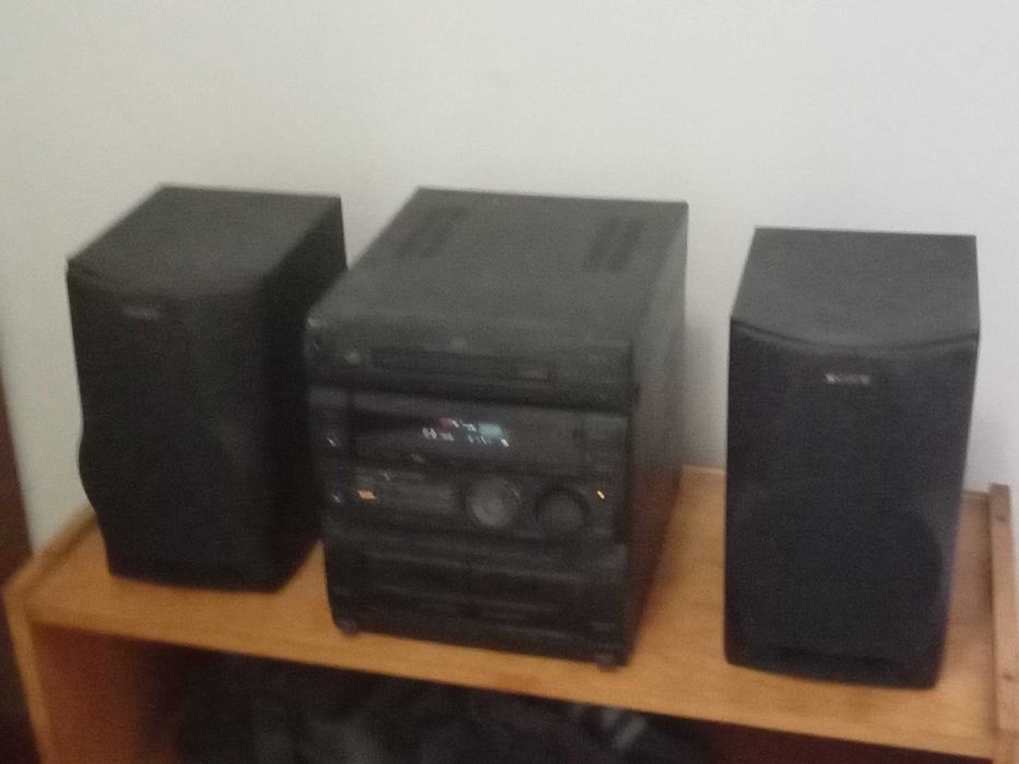 Aparelhagens SONY a precisar de arranjo, colunas incluídas