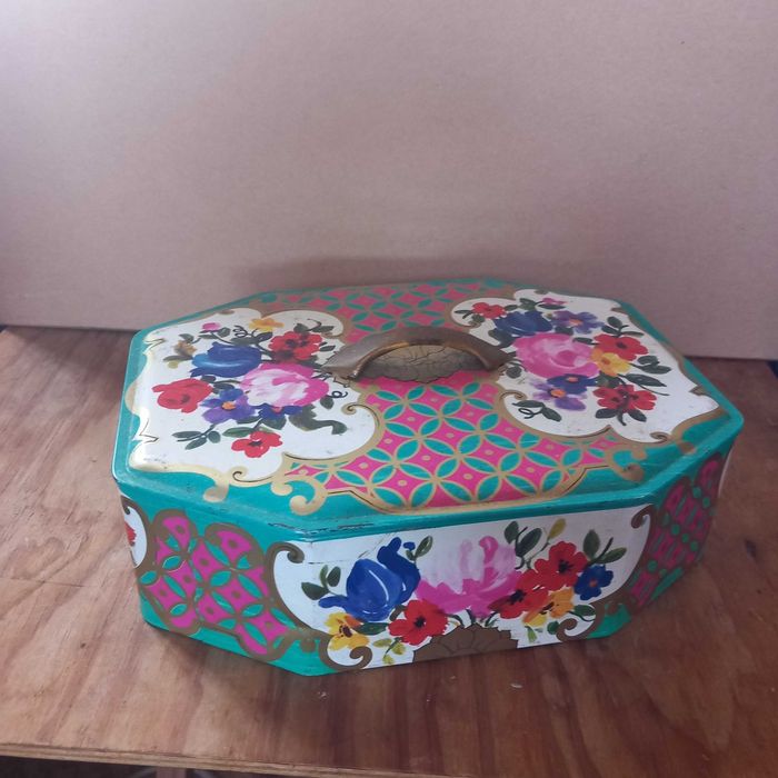 Bonita caixa em lata