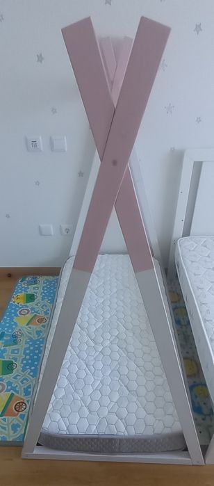 Cama montessori em forma de cabana + colchão à medida