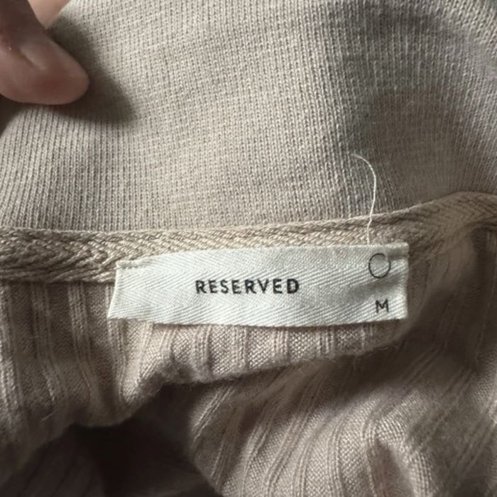 Body beżowe z dekoltem w serek długi rękaw z kołnierzykiem basic