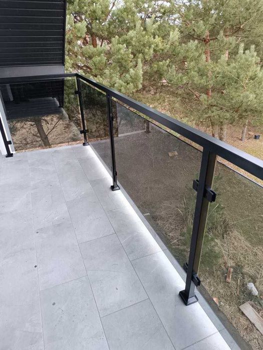 balustrada nierdzewna szybą szklana balkonowa taras malowana proszkowo