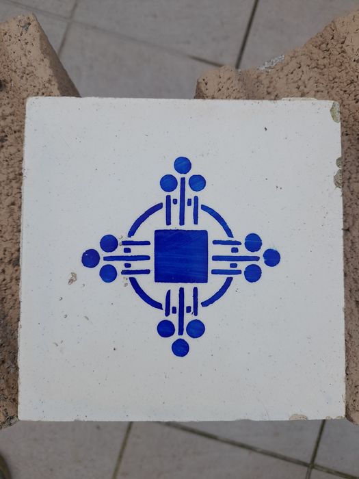 Azulejo em azul com desenho geométrico