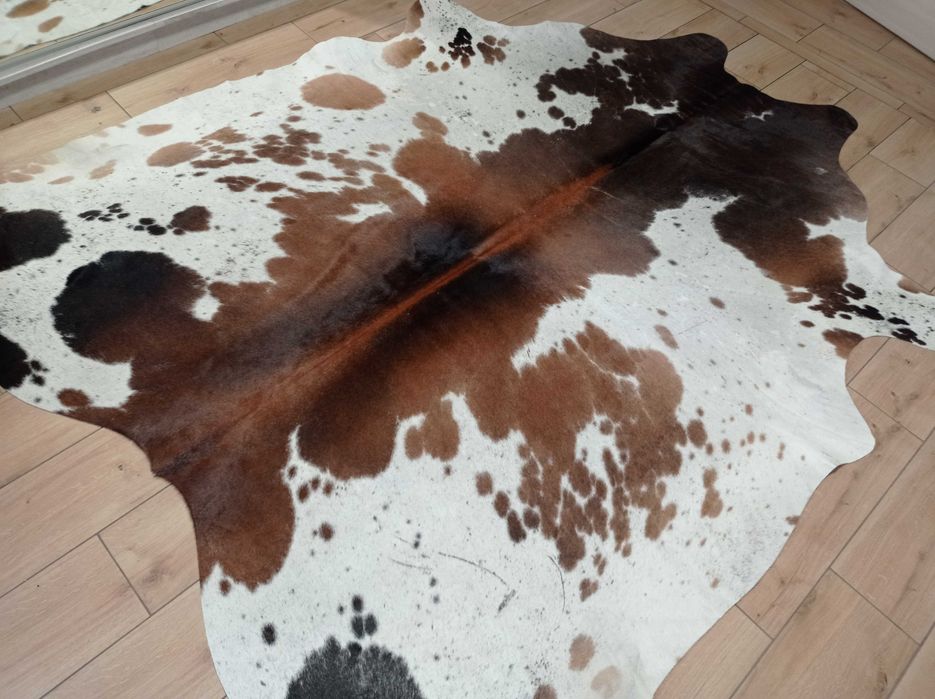 Ogromna Skóra Krowia Naturalna 225x215 cm – Łaciaty TRICOLOR, Unikat