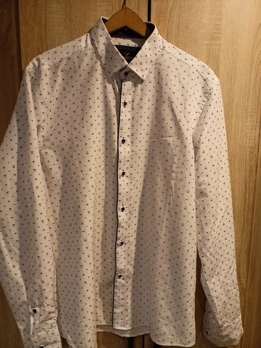 Elegancką koszula męska.