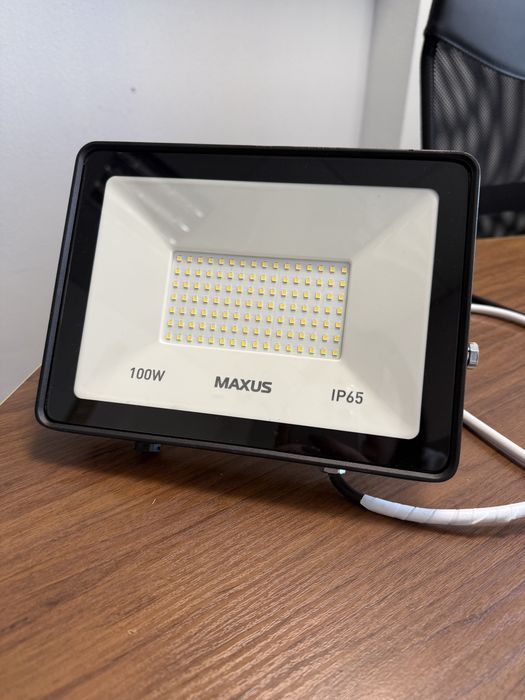 Прожектор MAXUS, FL-04, 100W, IP 65 з дротом та вилкою