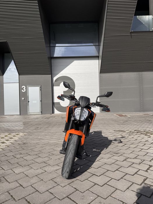 KTM Duke 790.