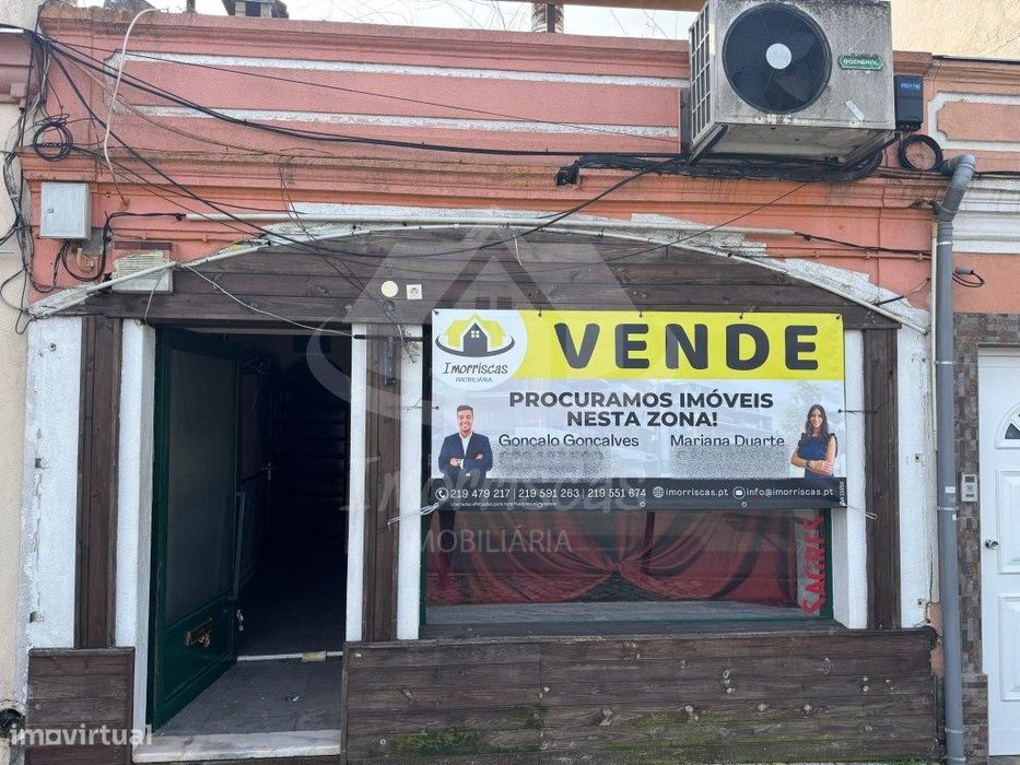 Loja para venda, situada na Rua 1.° de maio, Cabo de Vialonga