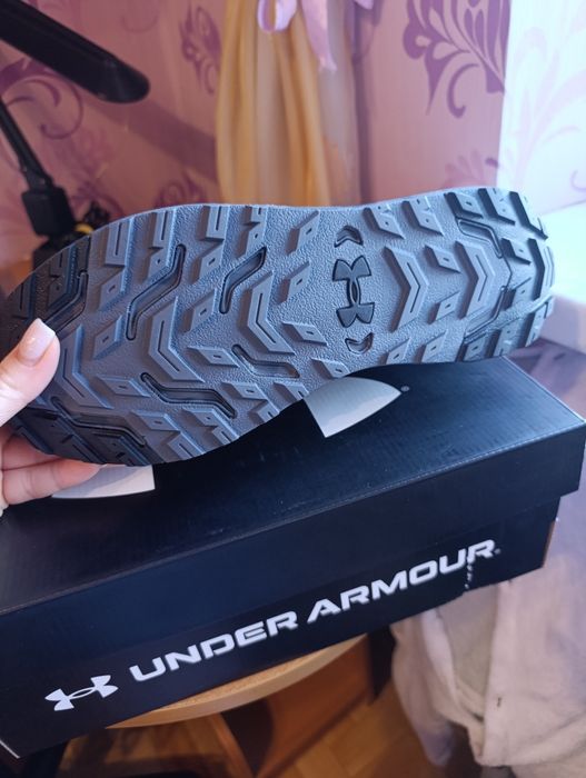 Продам нові кросівки Under Armour  нові