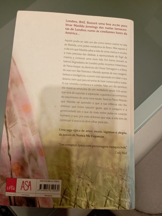 Livro/romance "Segue o coração" da autora Lesley Pearse