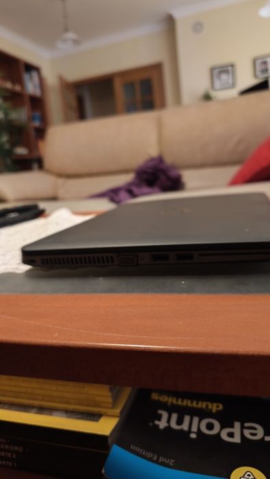 Computador HP com carregador incluído