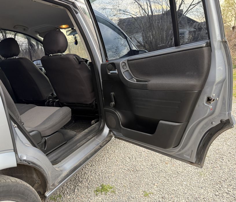 Opel Zafira 2004 рік 1,6 бенз 7 - місна