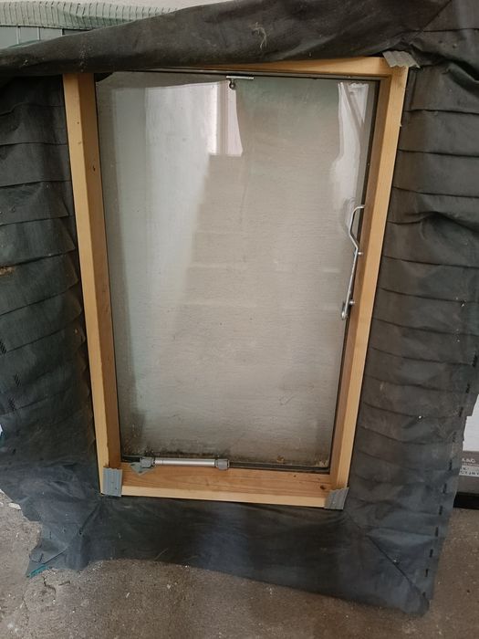 Wyłaz dachowy / Okno dachowe drewniane 46x75 z kołnierzem – Praktycznie NOWE