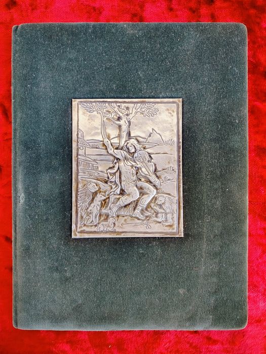 Stara teczka z cynową plakietą – zielona okładka z motywem góralskim