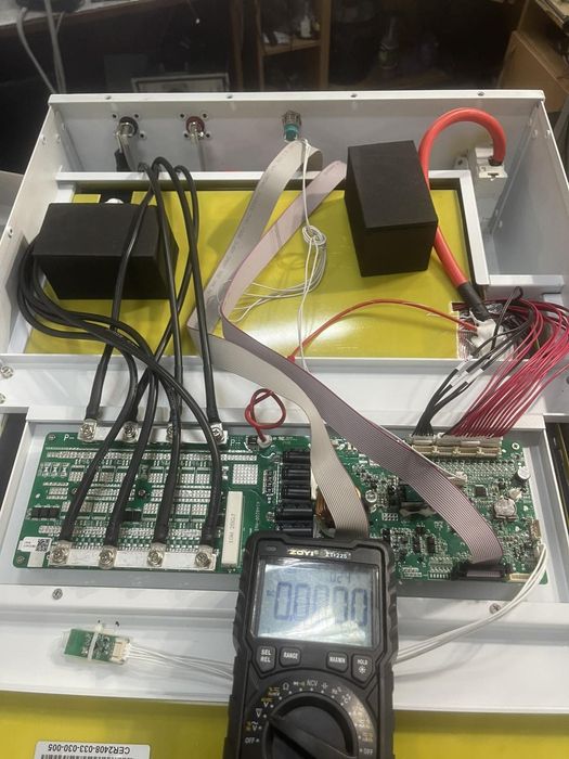 Ремонт гібридних інвекторів та АКБ.