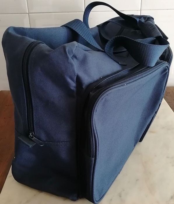 vários sacos de viagem
