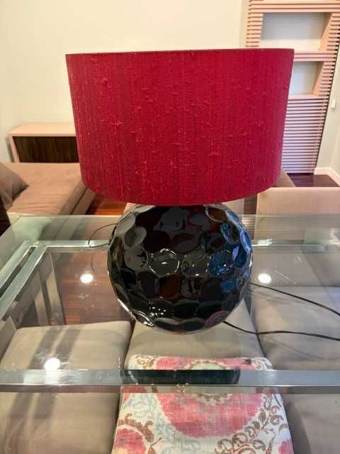 Candeeiro de mesa preto com relevo e abat-jour vermelho