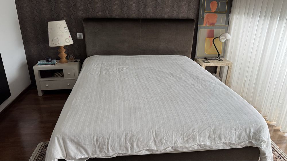 Cama casal veludo,SEM ESTRADO E COLCHAO,195x160,com mesa cabeceira e candeeiro