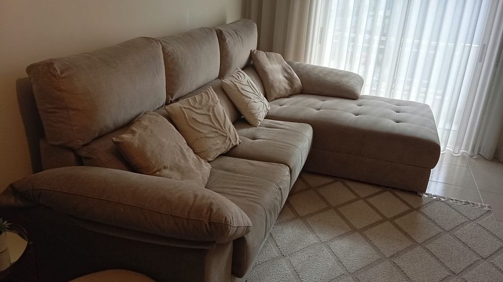 Sofá bege com chaise long, como novo