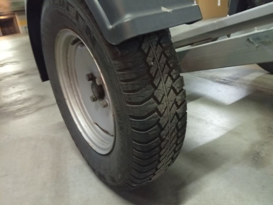 Atrelado uma moto, de qualidade , jante 13 pneus novos.
