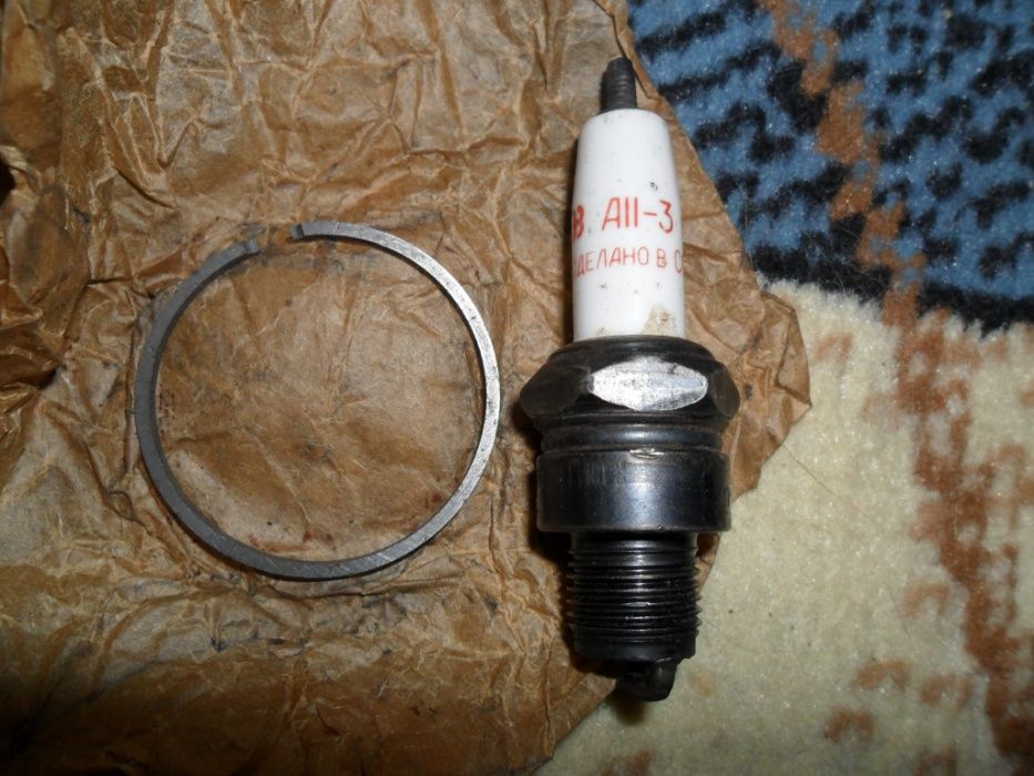 Свеча зажигания и кольцо на поршень, СССР ,к двигателю Ш -58.