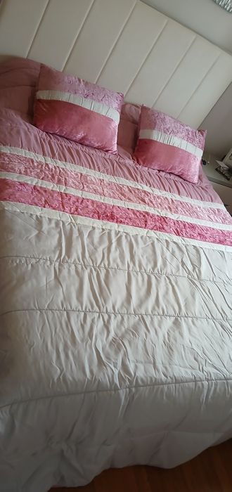 Colcha com duas almofadas para cama de casal