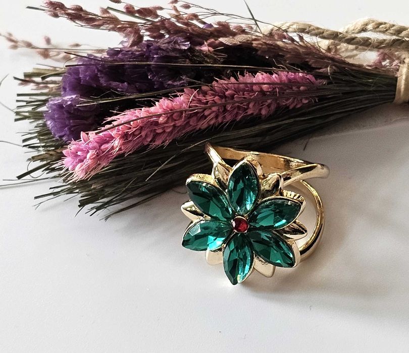 Śliczny złoty pierścień do apaszki gawroszki zielony kwiat