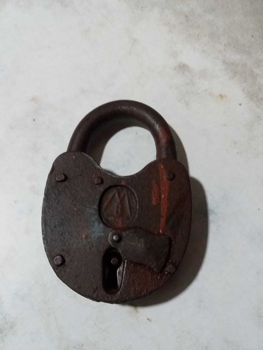 Большой навесной замок без ключа