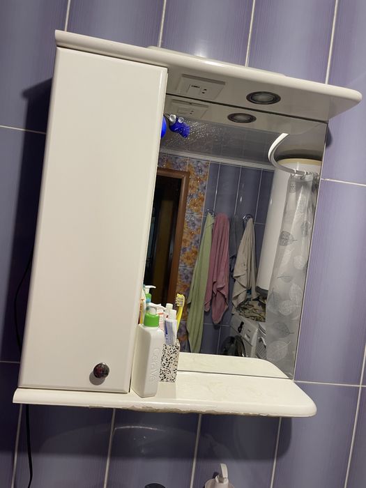 Дзеркало і тумбочка у ванну кімнату